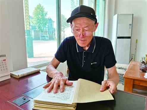 王绍志正在整理村志手稿